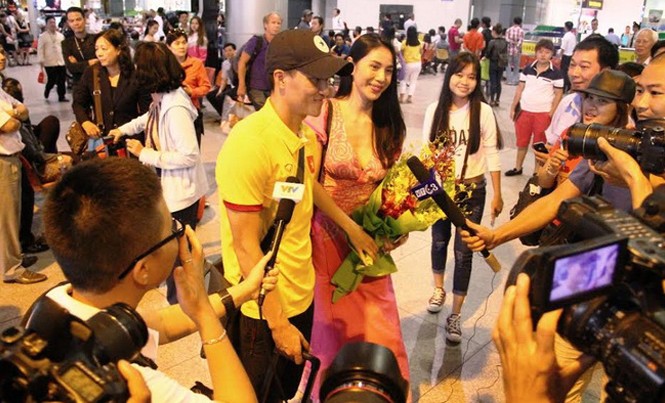 Tuyển Việt Nam về nước, Thủy Tiên ra đón Công Vinh Công Vinh và vợ ca sỹ Thủy Tiên tạo ra sức hút lớn ngay tại sân bay Tân Sơn Nhất. Ảnh: Đ.N.