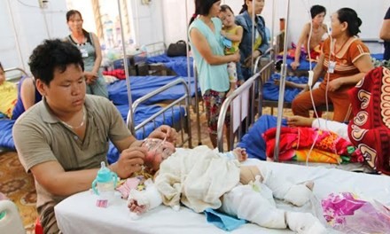 Thêm 1 nạn nhân vụ tưới xăng đốt cả nhà vợ tử vong Nạn nhân được cấp cứu tại Bệnh viện.