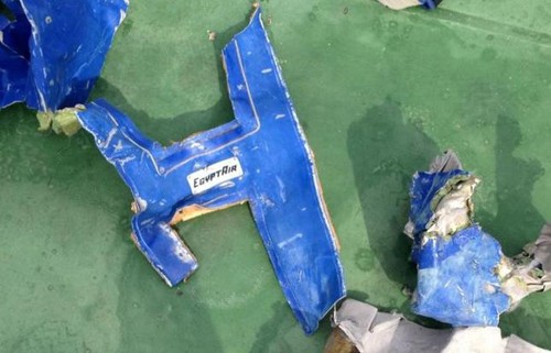 Tìm thấy hộp đen của máy bay Ai Cập gặp nạn Mảnh vỡ máy bay EgyptAir được tìm thấy tháng trước. Ảnh: Reuters.