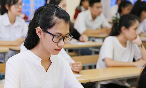 Sáng nay thí sinh bắt đầu thi môn Toán THPT quốc gia Thí sinh nghe phổ biến quy chế trước kỳ thi. Ảnh: Hoàng Táo.