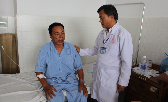 Người đàn ông bị tăm rơi vào bụng đâm thủng ruột vì... hắt xì Ông Hùng được bác sĩ khám bệnh.