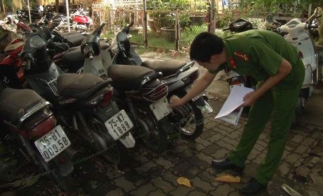 Phát hiện tiệm cầm đồ chứa chấp tang vật vụ án lừa đảo Hàng chục xe gắn máy cầm cố không đúng quy định hiện bị Công an thành phố Huế tạm giữ để xử lý theo pháp luật.