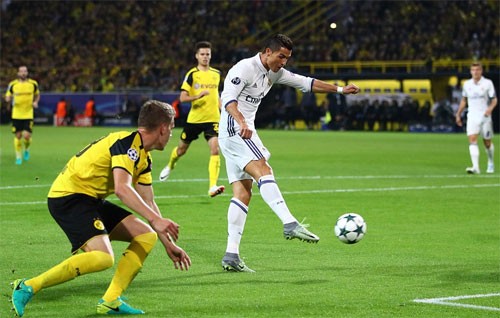 Ronaldo ghi bàn, Real chia điểm với Dortmund Ronaldo tung cú dứt điểm thành bàn sau pha đánh gót của Bale.
