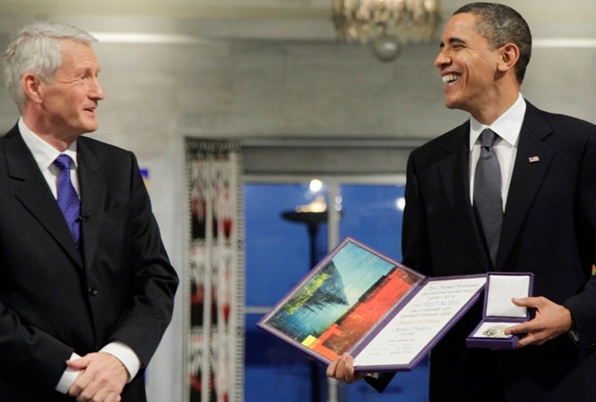 Chủ nhân giải Nobel dùng tiền thưởng để làm gì? Tổng thống Mỹ Obama với giải thưởng Nobel Hòa bình vào năm 2009. Ảnh: Reuters.