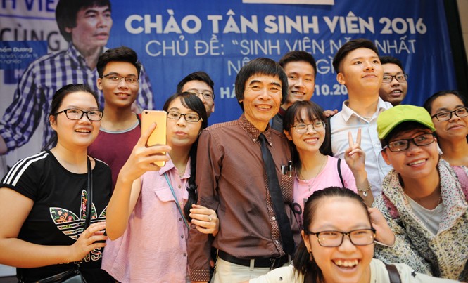 Sinh viên năm thứ nhất nên làm gì? TS. Lê Thẩm Dương giao lưu với sinh viên năm thứ nhất.