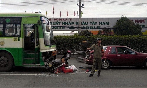 Cô gái mắc kẹt giữa 2 ôtô sau tai nạn Hiện trường tai nạn. Ảnh: Sơn Hòa.