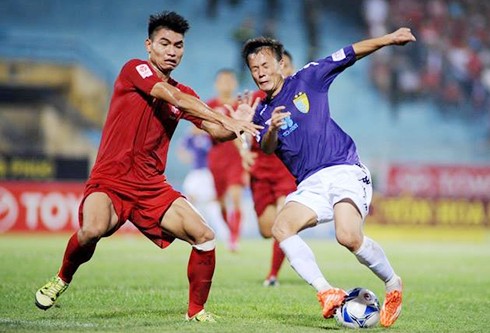 Tuyển Việt Nam bổ sung trung vệ cho chiến dịch AFF Cup Quang Huy (áo đỏ) trong màu áo Hải Phòng. Ảnh: VFF.