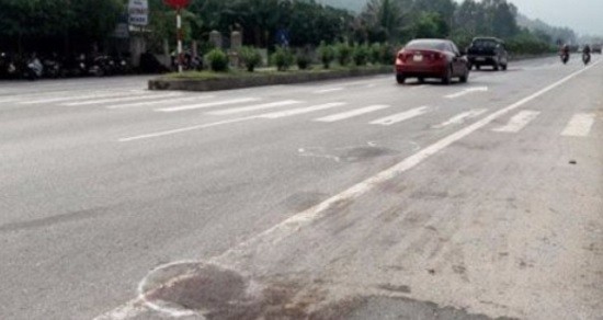 Người đàn ông bị xe ô tô đâm tử vong trên quốc lộ Hiện trường vụ tai nạn.