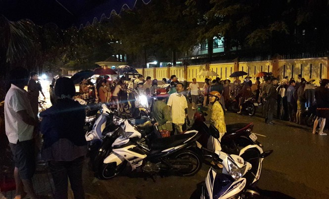 Bé trai 8 tuổi bị mưa lũ cuốn xuống cống mất tích Khu vực bé trai bị nước cuốn.