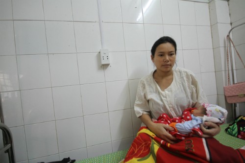 Hy sinh giữa dòng lũ khi giúp sản phụ đi cấp cứu Chị Thành cùng cô con gái vừa chào đời mang ơn người anh em họ đã xả thân cứu mình. Ảnh: Nguyễn Đông.
