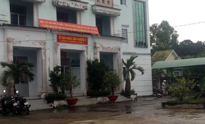 Gia đình trúng 92 tỷ đồng 'lánh nạn', nhờ UBND phường phát quà UBND phường 8 nơi gia đình chị Đào nhờ phát quà cho người nghèo sáng nay.