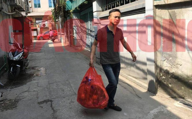 Khách đánh nữ nhân viên hàng không tìm đến nhà xin lỗi Hành khách Trần Dương Tùng tìm đến địa chỉ nhà nữ nhân viên hàng không trên phố Trần Phú, Hà Nội. Ảnh: Văn Huế.