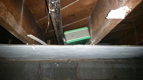 Cặp vợ chồng phát hiện kho báu khi sửa nhà Chiếc vali phát hiện 23.000 đô la. Ảnh: Branik12.