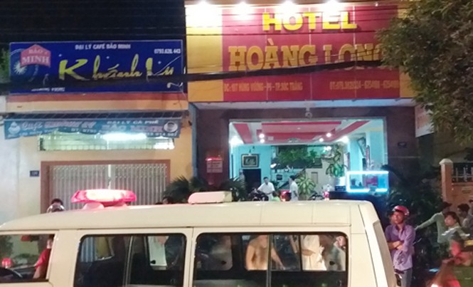 Thanh niên nhảy nhót, rơi từ tầng 5 khách sạn Hiện trường nơi thanh niên nghi ngáo đá rơi từ tầng 5 xuống mái tôn tử vong. Ảnh: Phúc Hưng.