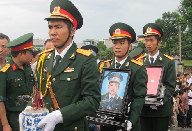 Hàng trăm người đội mưa tiễn biệt thượng úy Nguyễn Văn Tùng Hàng trăm người đội mưa tiễn biệt thượng úy Nguyễn Văn Tùng
