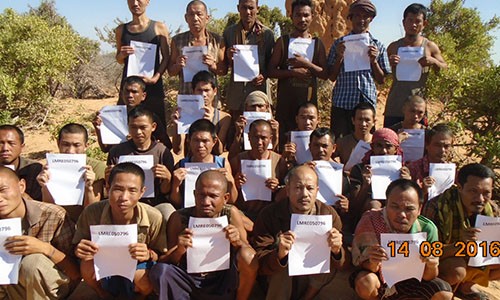 Cướp biển Somali thả con tin người Việt bị bắt từ 2012 Các thuỷ thủ châu Á bị cướp biển bắt giữ. Ảnh: Telegraph