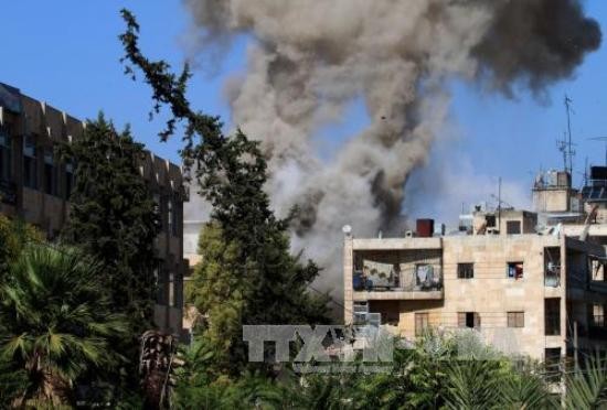 Bản tin 14H: Quân đội Syria giành thêm khu vực mới ở Aleppo Khói bốc lên sau các cuộc giao tranh tại Aleppo. Ảnh: AFP/TTXVN.