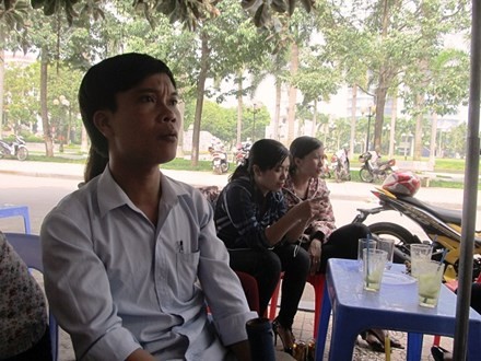Bí thư Thanh Hóa yêu cầu giải quyết vụ hàng trăm giáo viên mất việc Các lao động bị mất việc trao đổi. Ảnh: Phạm Nhài.