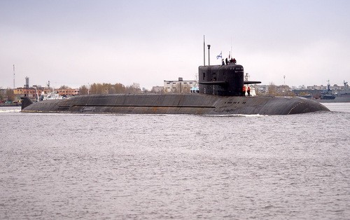 Nga thử nghiệm tàu ngầm hạt nhân mang theo tàu ngầm con Tàu ngầm BS-64 "Moscow" khi rời cảng. Ảnh: Oleg Kuleshov.