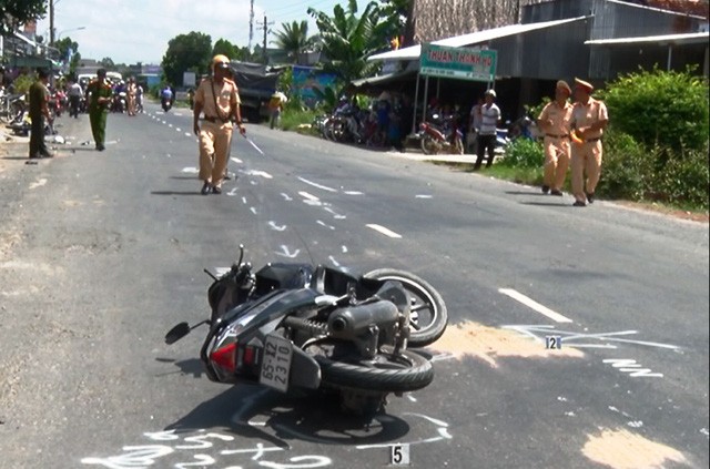 Xe máy đâm nhau kinh hoàng giữa trưa, 3 người chết thảm Hiện trường vụ tai nạn làm 3 người chết, một người bị thương.