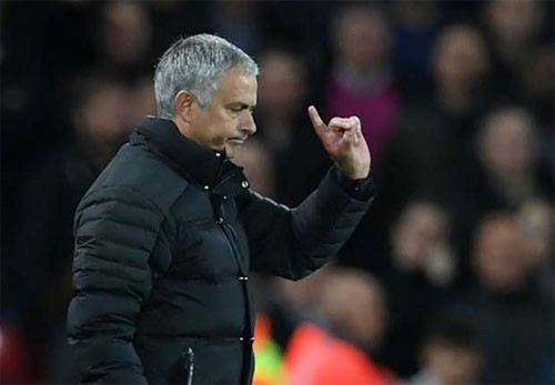 Mourinho đối mặt với án cấm chỉ đạo vì tội chê trọng tài Mourinho luôn gặp rắc rối vì vạ miệng. Ảnh: Reuters.