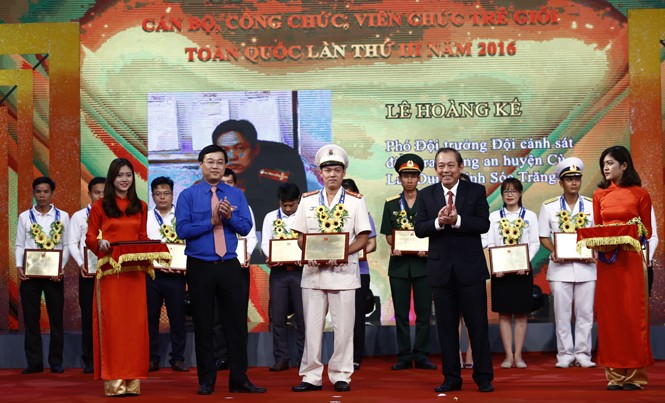 Vinh danh 45 công chức, viên chức trẻ giỏi toàn quốc Ủy viên Bộ Chính trị, Phó Thủ tướng Trương Hòa Bình và Ủy viên dự khuyết BCH T.Ư Đảng, Bí thư thứ nhất T.Ư Đoàn Lê Quốc Phong trao phần thưởng cho các cán bộ, công chức trẻ giỏi toàn quốc.