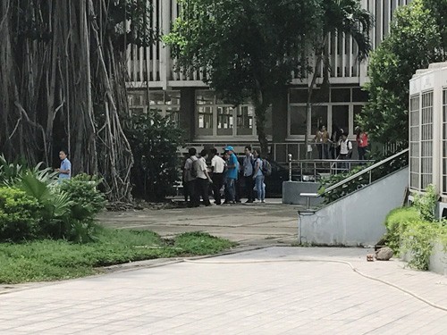Phát hiện nam sinh tử vong tại khuôn viên trường đại học Khu vực nam sinh viên rơi từ tầng 4 xuống đất tử vong.