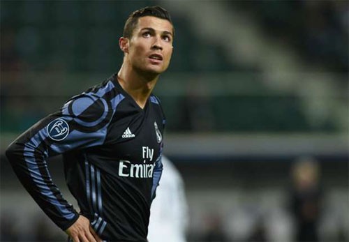 Ronaldo ở lại Real đến 35 tuổi, vẫn hưởng lương cao nhất Ronaldo sẽ gia hạn hợp đồng thêm ba năm với Real. Ảnh: Reuters.