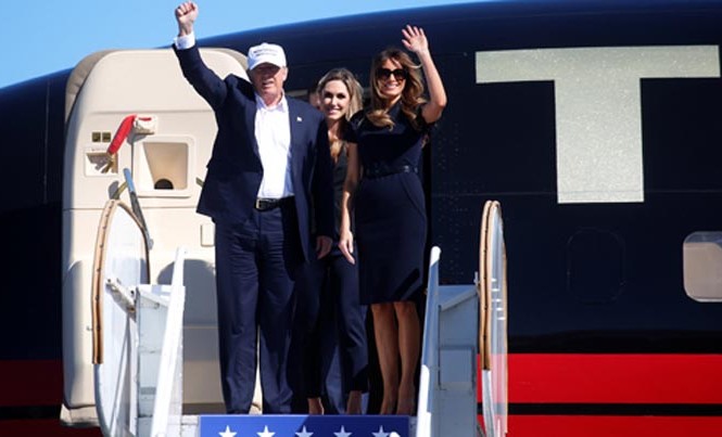 Ông Trump bám đuổi bà Clinton sít sao sát ngày bầu cử Ứng viên tổng thống Donald Trump và vợ đến Wilmington, Bắc Carolina, Mỹ vận động tranh cử hôm qua. Ảnh: Reuters.