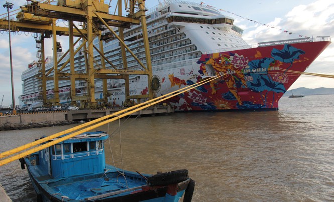 Du thuyền lớn nhất châu Á đến Đà Nẵng Du thuyền Genting Dream của Hãng Dream Cruises- Hongkong cập cảng Tiên Sa, Đà Nẵng vào chiều 10/11. Ảnh: T.T.