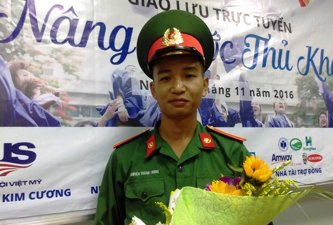 Nghị lực của tân thủ khoa trường sỹ quan Chàng tân thủ khoa trường sỹ quan Nguyễn Thành Trung. Ảnh: Việt Văn.