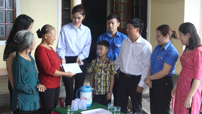 Báo Tiền Phong tặng quà học sinh nghèo và tri ân giáo viên tại huyện Kỳ Anh Phó Tổng biên tập báo Tiền Phong, ông Trần Thanh Lâm và Á hậu 1 Ngô Thanh Thanh Tú trao quà cho học sinh nghèo bị bệnh tại xã Kỳ Thượng, Kỳ Anh.