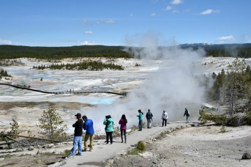 Ngã xuống hồ nước nóng, du khách chết thảm Yellowstone nổi tiếng với hồ nước nóng Norris Geyser. Ảnh: Huffington Post.