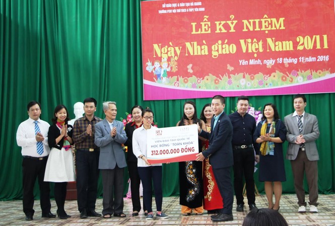 Trao học bổng 'toàn khóa' cho thí sinh dân tộc thiểu số đạt 27,5 điểm Tiến sỹ Đồng Xuân Đảm, Viện Trưởng Viện Đào tạo Quốc tế (Trường ĐH Kinh tế Quốc dân) trao học bổng “toàn khóa” cho em Đặng Thị Huyền.