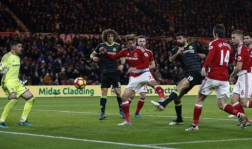 Costa ghi bàn duy nhất, Chelsea lên đầu bảng Tình huống đệm bóng ghi bàn của Costa. Ảnh: Reuters.
