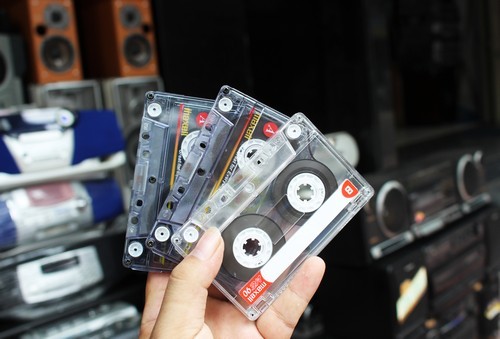 Băng cassette vẫn còn sức hút giữa Sài thành Những mẫu băng cassette có giá từ 20.000 đồng.