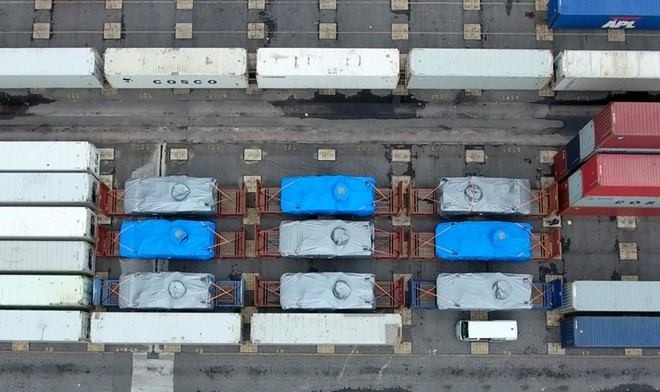 Bản tin 20H: 9 xe bọc thép bị tịch thu ở cảng Hong Kong Lô hàng gồm 9 chiếc xe quân sự bọc thép bị tịch thu tại Hong Kong. Ảnh: SCMP.
