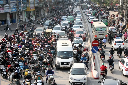 Hà Nội kiểm tra xe chính chủ bằng thiết bị thông minh Hà Nội hiện có khoảng 5,5 triệu xe máy và vẫn tiếp tục gia tăng với tốc độ 7% năm. Ảnh minh họa: Bá Đô.