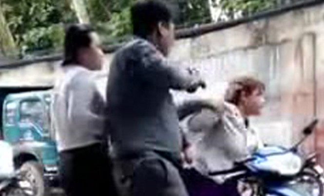 Giám đốc ở Sài Gòn nổ súng dọa phụ nữ Cảnh người đàn ông rút súng uy hiếp. Ảnh cắt từ clip.