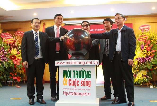 Ra mắt Tạp chí điện tử Môi trường và Cuộc sống Các khách mời bấm nút khai trương Tạp chí điện tử Môi trường và cuộc sống.