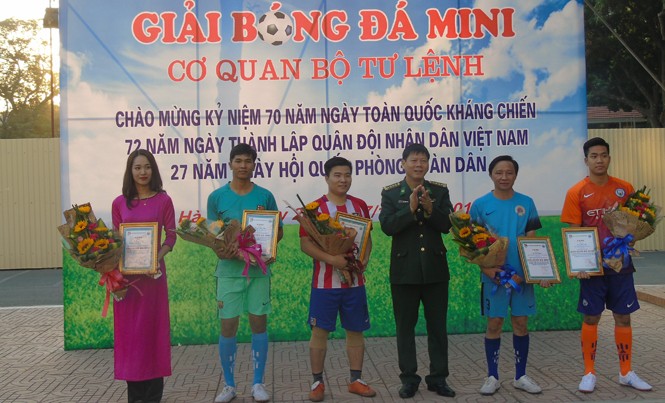 Chiến sĩ biên phòng thi tài đá bóng Chiến sĩ biên phòng thi tài đá bóng