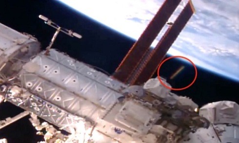 UFO hình điếu thuốc nháy sáng bay gần trạm ISS Vật thể lạ hình điếu thuốc bay gần Trạm Vũ trụ Quốc tế. Ảnh: YouTube.