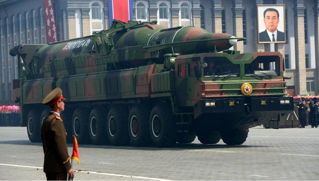 Quan chức Mỹ nói Triều Tiên đã có khả năng phóng tên lửa hạt nhân Tên lửa Triều Tiên trong lễ duyệt binh ở Bình Nhưỡng năm 2012 (Ảnh: Reuters)