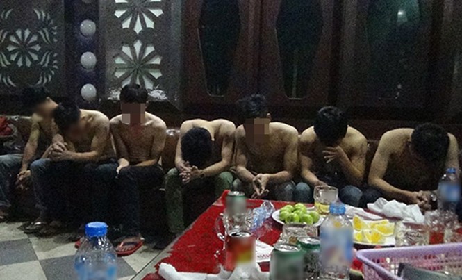 15 thanh niên cởi trần mở 'tiệc thuốc lắc' trong quán karaoke Nhóm thanh niên sử dụng chất ma túy. Ảnh: C.A.