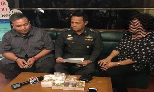 Tài xế taxi trả lại hai kg vàng cho khách Ông Withit Duangchumpol (trái) trao trả tiền và vàng cho bà Patcharee Sae Lin. Ảnh: Jor Sor 100.
