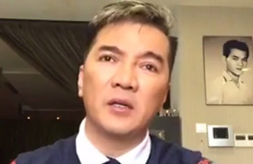 Dân mạng nói gì việc Đàm Vĩnh Hưng công khai mẹ nợ nần? Mr. Đàm khóc nức nở khi live stream công khai phải trả nợ thay mẹ hơn 30 năm qua. Ảnh chụp màn hình.