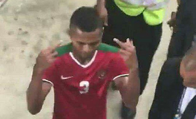 Cầu thủ Indonesia có hành động tục tĩu sau khi bị thẻ đỏ Lestaluhu giơ "ngón tay thối" hướng về phía các CĐV Thái Lan.