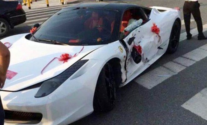 Khách hàng đâm hỏng Ferrari thuê để đi đám cưới Cửa bên lái của 458 Spider hỏng nặng.