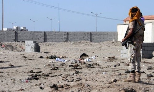 IS đánh bom tự sát ở Yemen, 49 người thiệt mạng Hiện trường vụ đánh bom ở Yemen. Ảnh: AFP.
