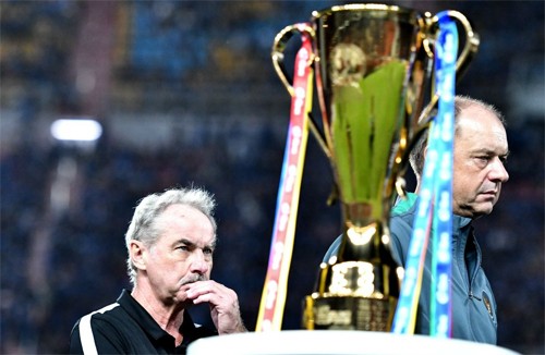 A.Riedl: Mãi là người đến sau ở Đông Nam Á Riedl (trái) đã nhiều lần ở gần các danh hiệu chính thức của bóng đá Đông Nam Á, nhưng chưa một lần được chạm vào.